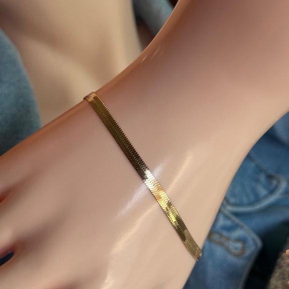 NEW | 18K Gold Plated Sleek Bracelet - Picture 3 of 6